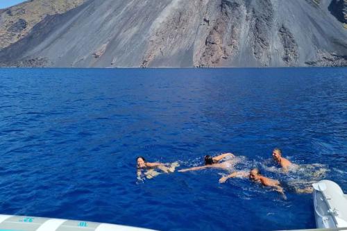 Dp-Vacanze-a-vela-bagno-a-stromboli