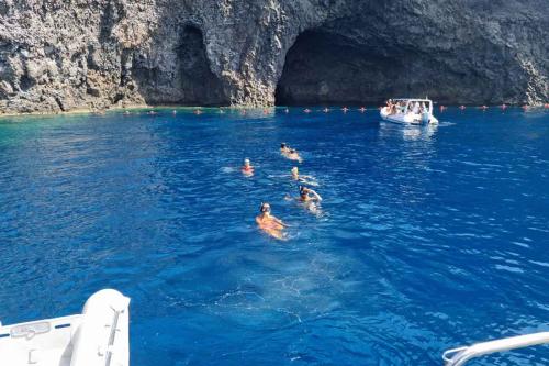 Dp-Vacanze-a-vela-bagno-in-grotta