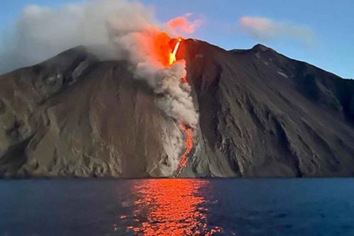 Dp-Vacanze-a-vela-stromboli-in-eruzione